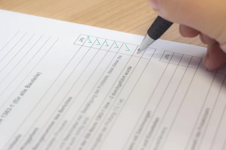 Hand vinkt een checklist af, passend bij het plannen van een rustige en gezonde avondroutine.