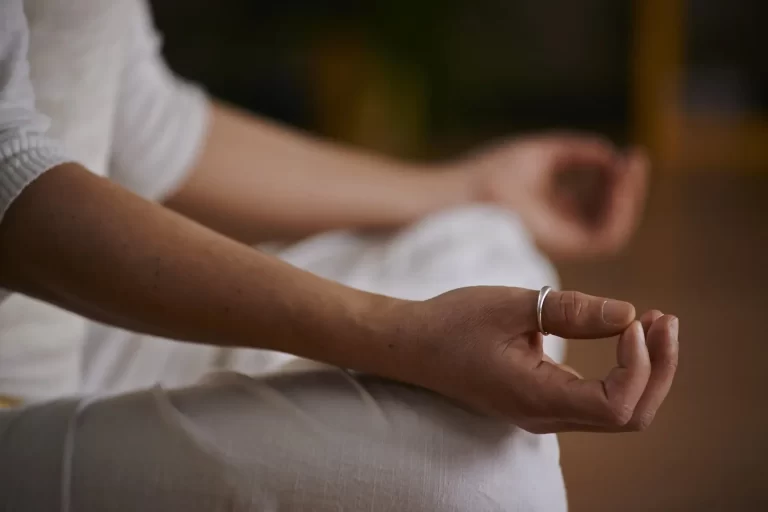 Rustige meditatiehouding, passend bij ontspannen ademhalen en tot rust komen voor het slapengaan.