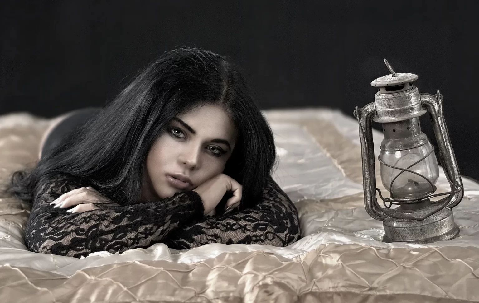 Wakker liggen in bed, passend bij piekeren loslaten en rust vinden voor het slapen.