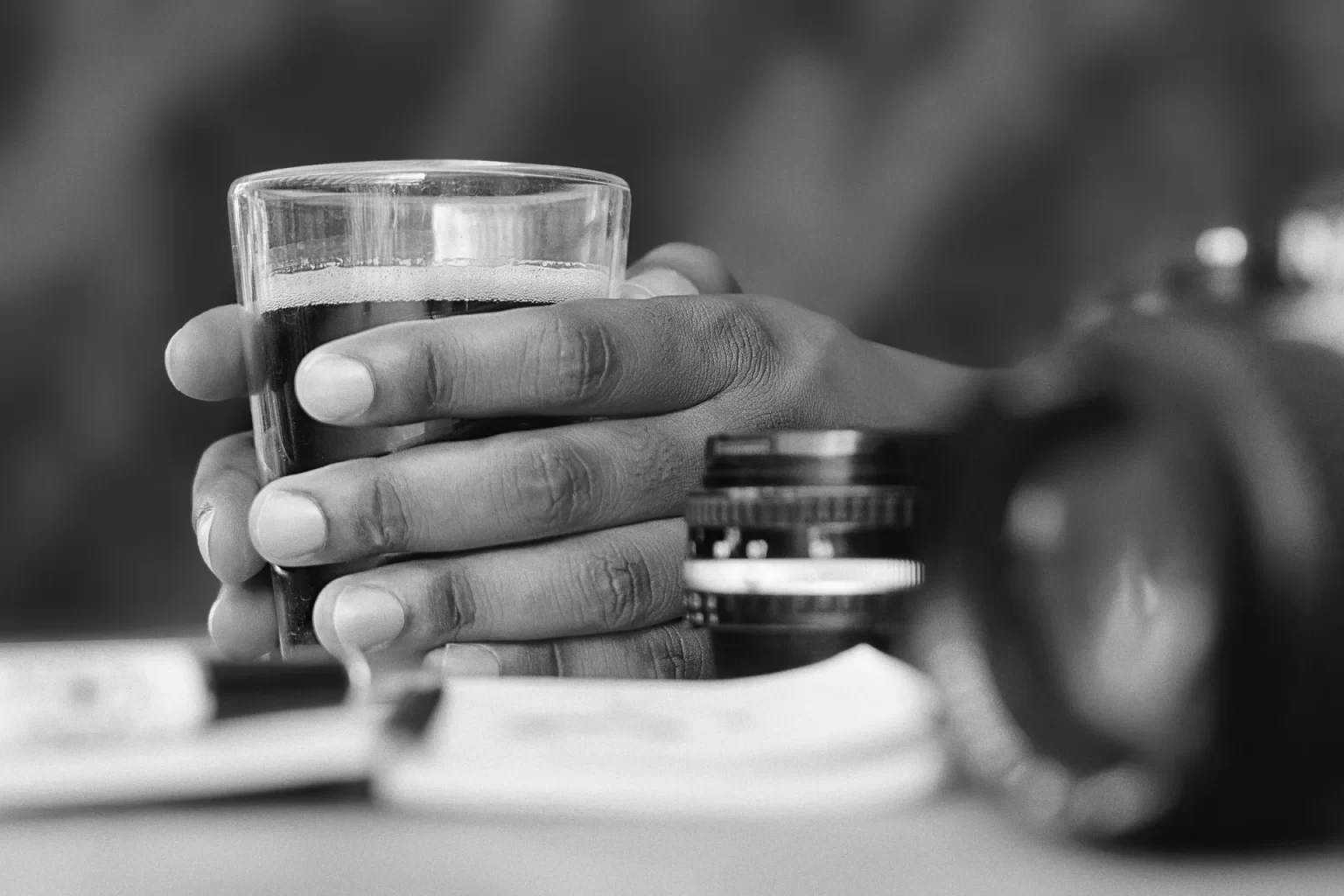 Kop koffie in de hand, passend bij het vermijden van cafeïne voor een betere nachtrust.