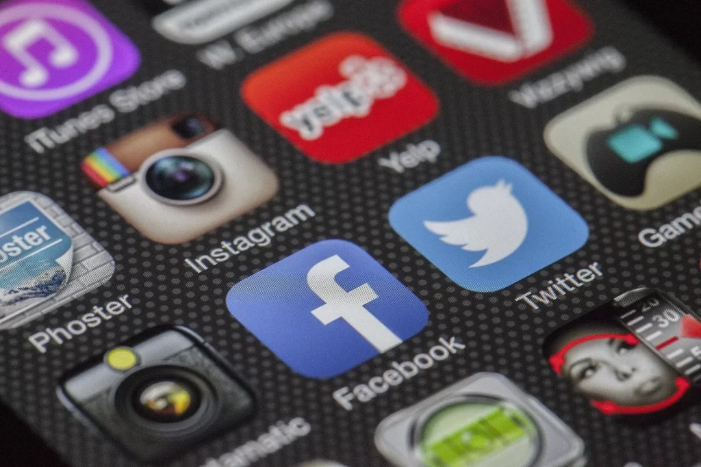 Smartphone met sociale media-apps, passend bij minder schermtijd en beter slapen.