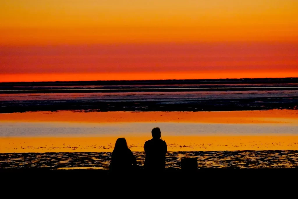 Rustig zitten bij zonsondergang, passend bij ontspannen en stress loslaten aan het einde van de dag.