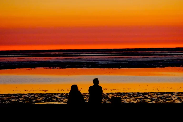 Rustig zitten bij zonsondergang, passend bij ontspannen en stress loslaten aan het einde van de dag.