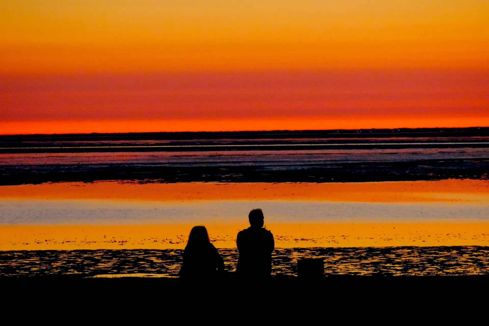 Rustig zitten bij zonsondergang, passend bij ontspannen en stress loslaten aan het einde van de dag.