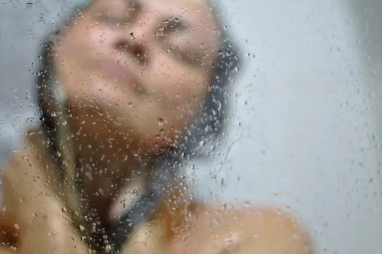 Ontspannende douche met warm water, passend bij tot rust komen voor het slapengaan.