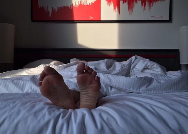 Ontspannen in bed met zacht ochtend- of avondlicht, passend bij een rustige slaapomgeving.